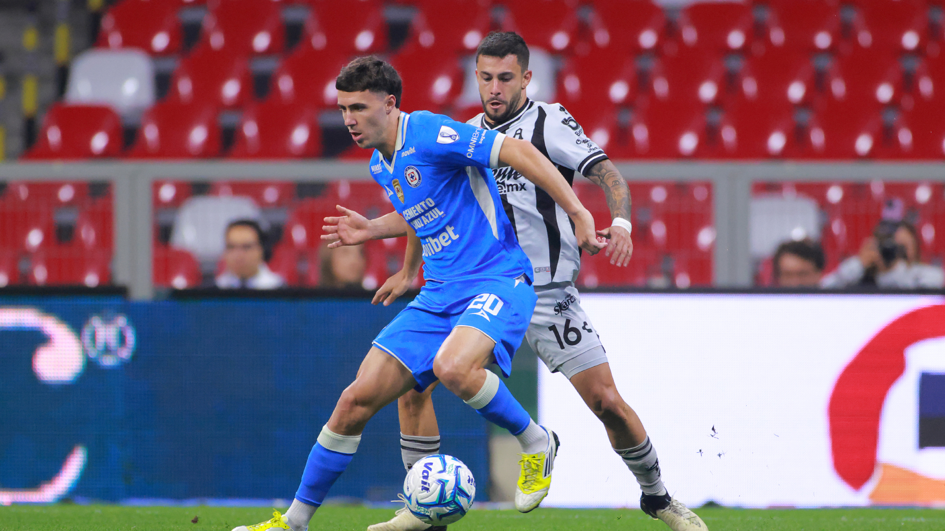 Jugadores de Cruz Azul y Atlas en un partido de Liga MX